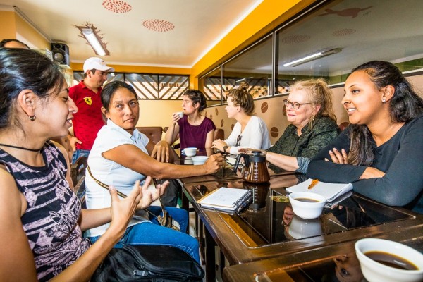 Auch unsere Study Tour Gruppe probiert den Kaffee der Kooperative Aprocassi bei einem Gespräch mit Dalinda Castillo. 