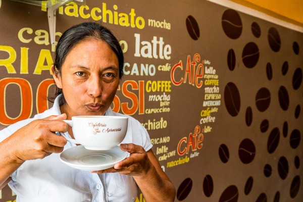 Dalinda Castillo, Präsidentin des Frauenkomitees von Oikocredits Partner Aprocassi. In der Cafetería der Kooperative können die Einwohner*innen von San Ignacio Kaffee genießen. Kaffee wird von der peruanischen Bevölkerung noch immer als Exportgut gesehen.