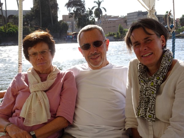 Ulrike Chini, Helmut Götz und Annette Hermann-Winter genießen die Schiffsfahrt auf dem Nil. 