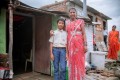 2014_Indien_ESAF_Bivi Noor und ihr Sohn Wasim vor ihrer neuen Toilette.jpg