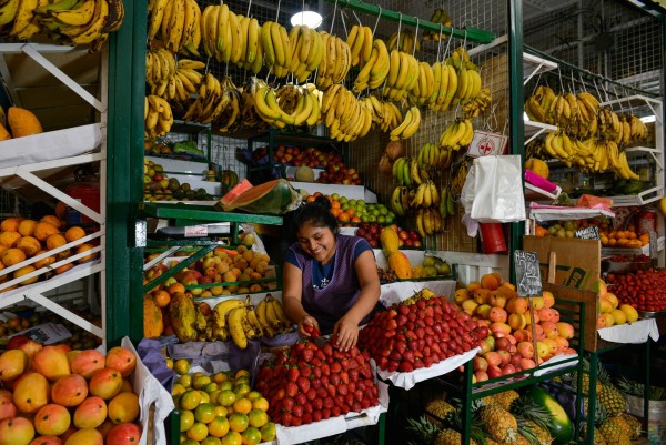 Eine Obsthändlerin in der Markthalle von Oikocredit Partner ProEmprasa in Ate. 