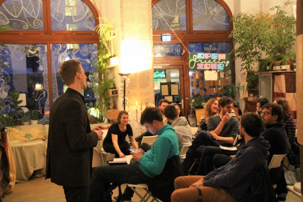 Tom Wefers, Mitglied in der OIKOnnect Gruppe Berlin, hat einen Vortrag über nachhaltige Geldanlagen gehalten. 