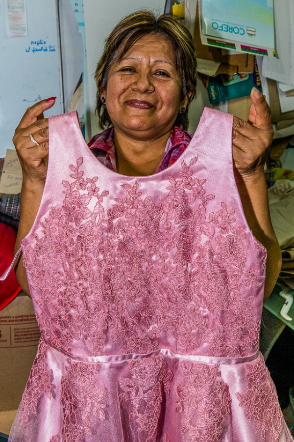 Alicia Quispe Pena näht maßgeschneiderte Mode.