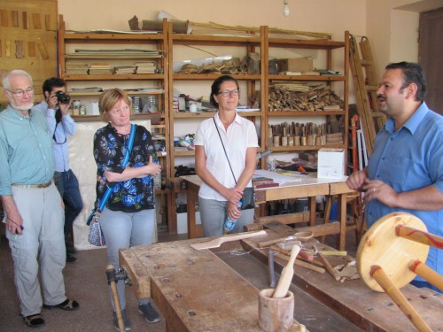 Der Werklehrer Tamer Badr zeigt seine Holz- und Keramik-Werkstatt.